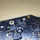 Nahaufnahme einer elektronischen Platine aus der Fast-Repair24 Werkstatt