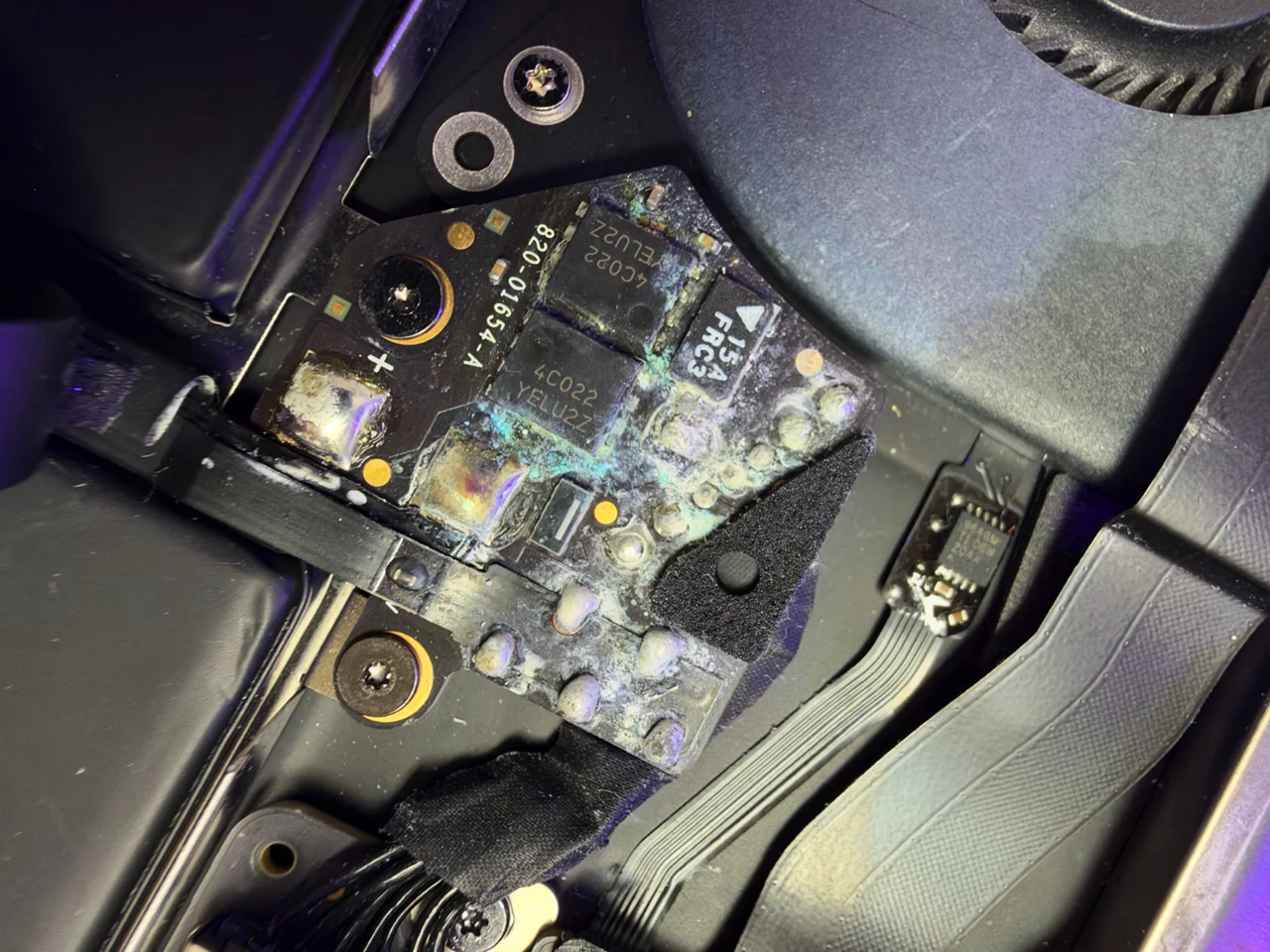 Korrosionsspuren auf einer elektronischen Platine