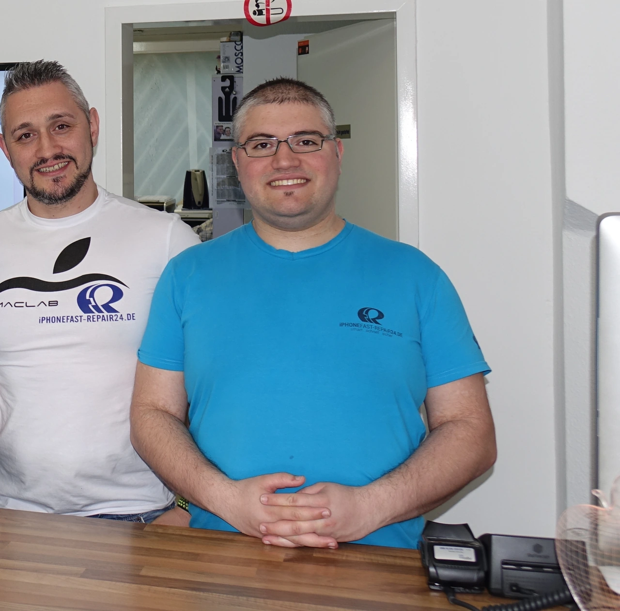 Zwei Kollegen von Fast-Repair24 im Ladenlokal in Köln-Ehrenfeld